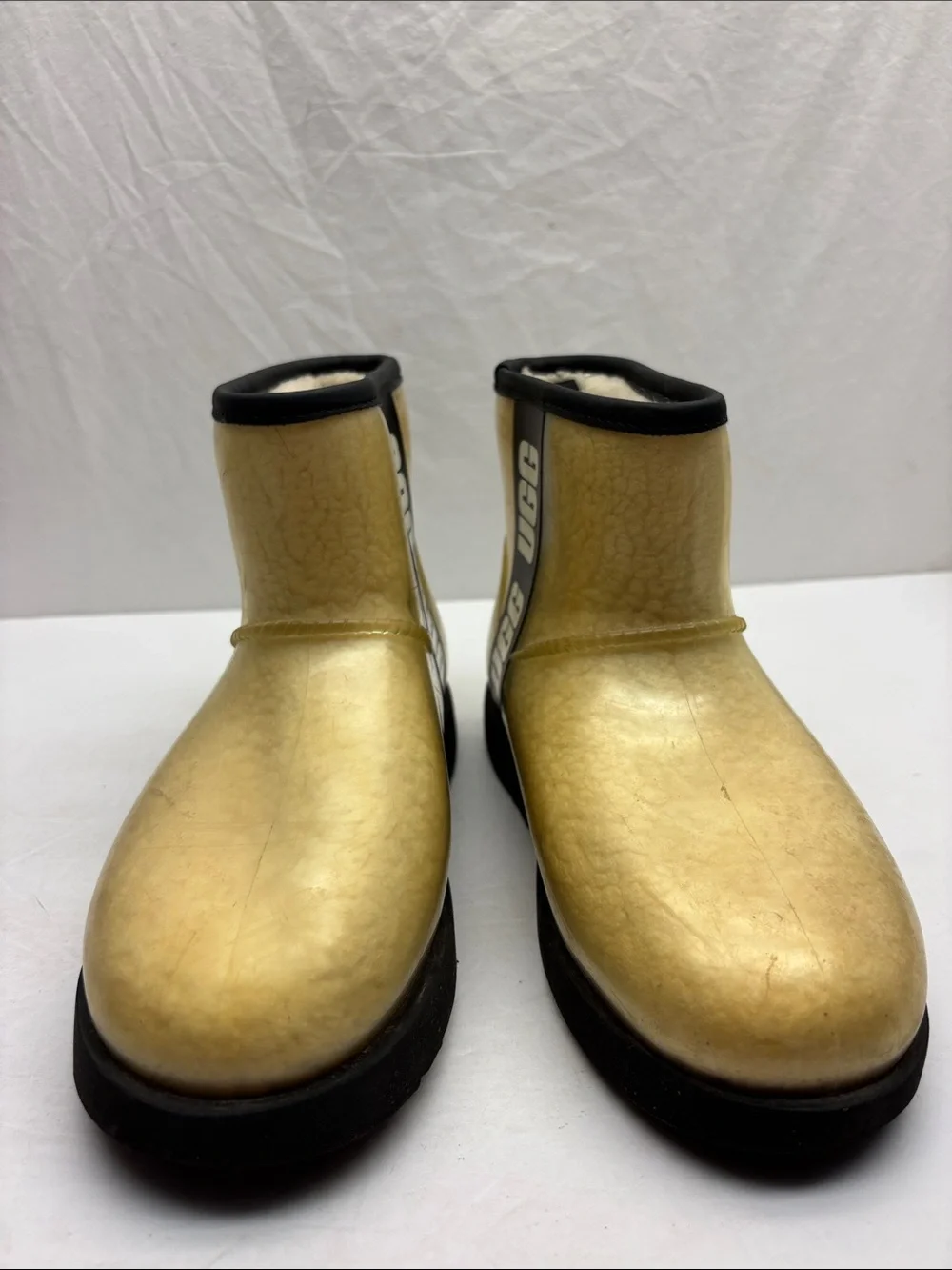 UGG Cream Shearling-Lined Boot Interior, SZ 5 for big girl, box 65